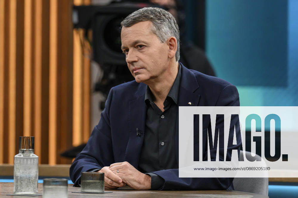 Im Bild v.l.: Christoph Werner, Vorsitzender der Geschäftsführung dm-drogerie markt, GER, Berlin, Studio, zu Gast bei - Caren Miosga, Polittalk, TV, Format, Das Erste, aus Berlin Adlershof - am Studio 20, Thema: Wie kommt die Regierung aus der Krise, Herr Söder? 11.10.2026,