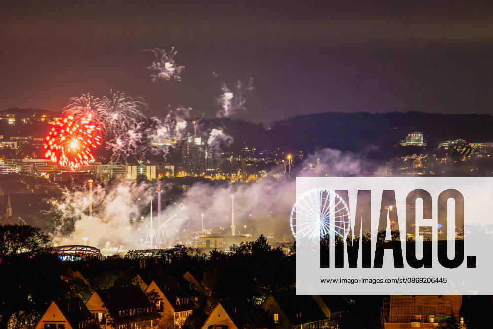 Wasen sagt Tschüss: Großes Abschlussfeuerwerk sorgt für leuch, Ein farbenprächtiges Musikfeuerwerk bildet am Sonntagabend (11. Oktober 2026) den Abschluss des 179. Cannstatter Volksfestes in Stuttgart-Bad Cannstatt. Bunte Feuerwerkskörper erleuchten den Nachthimmel über dem Festgelände am Neckar. Mit dem traditionellen Abschlussfeuerwerk verabschiedet sich eines der größten Volksfeste Deutschlands nach insgesamt 17 Festtagen. Rund 2,5 Millionen Menschen besuchten den Cannstatter Wasen in diesem Jahr. Stuttgart Baden-Württemberg Deutschland Bad Cannstatt