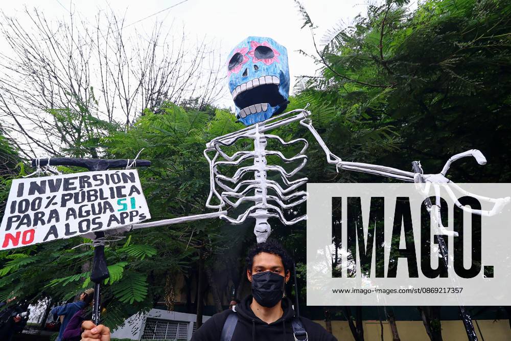 TO-45427- GUADALAJARA 11-10-2026. . La exigencia de agua limpia deriv& xf3; en momentos de tensi& xf3;n y violencia durante la marcha realizada este domingo en Guadalajara. Ciudadanos se movilizaron para denunciar la mala calidad del suministro en la Zona Metropolitana y exigir respuestas a las autoridades. La protesta, que lleg& xf3; a las inmediaciones de Casa Jalisco, registr& xf3; enfrentamientos entre manifestantes y polic& xed;as, as& xed; como reportes de detenciones, en una jornada que evidenci& xf3; el descontento social ante la problem& xe1;tica del agua..Guadalajara. Clasos.com.mx - ZUMAcs4_ 20261011_faa_cs4_001