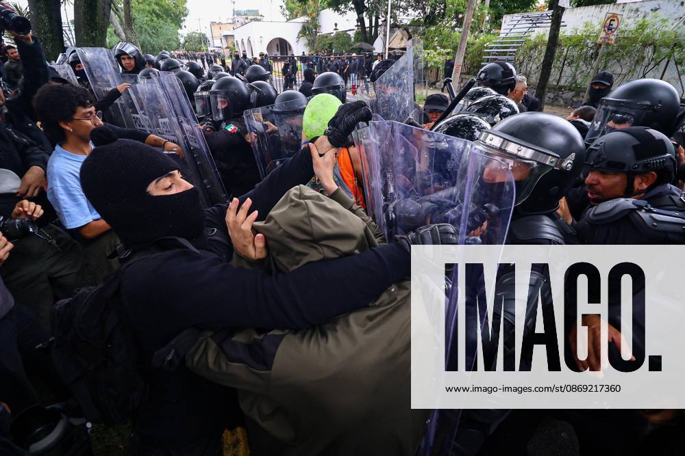 TO-45427- GUADALAJARA 11-10-2026. . La exigencia de agua limpia deriv& xf3; en momentos de tensi& xf3;n y violencia durante la marcha realizada este domingo en Guadalajara. Ciudadanos se movilizaron para denunciar la mala calidad del suministro en la Zona Metropolitana y exigir respuestas a las autoridades. La protesta, que lleg& xf3; a las inmediaciones de Casa Jalisco, registr& xf3; enfrentamientos entre manifestantes y polic& xed;as, as& xed; como reportes de detenciones, en una jornada que evidenci& xf3; el descontento social ante la problem& xe1;tica del agua..Guadalajara. Clasos.com.mx - ZUMAcs4_ 20261011_faa_cs4_002