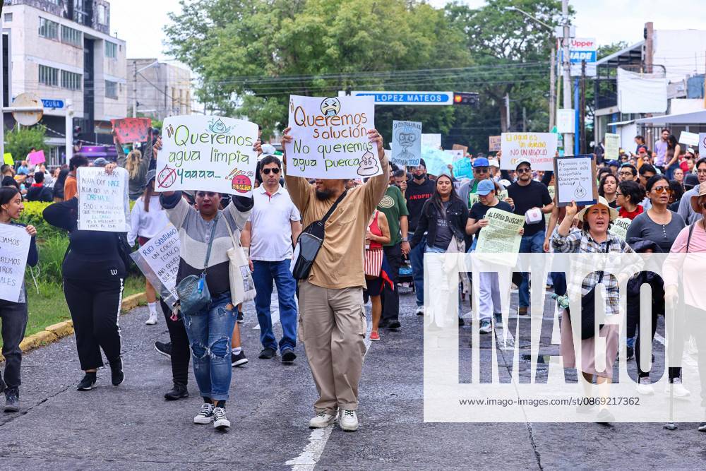 TO-45427- GUADALAJARA 11-10-2026. . La exigencia de agua limpia deriv& xf3; en momentos de tensi& xf3;n y violencia durante la marcha realizada este domingo en Guadalajara. Ciudadanos se movilizaron para denunciar la mala calidad del suministro en la Zona Metropolitana y exigir respuestas a las autoridades. La protesta, que lleg& xf3; a las inmediaciones de Casa Jalisco, registr& xf3; enfrentamientos entre manifestantes y polic& xed;as, as& xed; como reportes de detenciones, en una jornada que evidenci& xf3; el descontento social ante la problem& xe1;tica del agua..Guadalajara. Clasos.com.mx - ZUMAcs4_ 20261011_faa_cs4_004