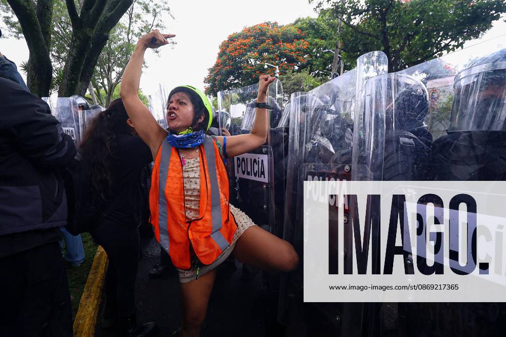 TO-45427- GUADALAJARA 11-10-2026. . La exigencia de agua limpia deriv& xf3; en momentos de tensi& xf3;n y violencia durante la marcha realizada este domingo en Guadalajara. Ciudadanos se movilizaron para denunciar la mala calidad del suministro en la Zona Metropolitana y exigir respuestas a las autoridades. La protesta, que lleg& xf3; a las inmediaciones de Casa Jalisco, registr& xf3; enfrentamientos entre manifestantes y polic& xed;as, as& xed; como reportes de detenciones, en una jornada que evidenci& xf3; el descontento social ante la problem& xe1;tica del agua..Guadalajara. Clasos.com.mx - ZUMAcs4_ 20261011_faa_cs4_005