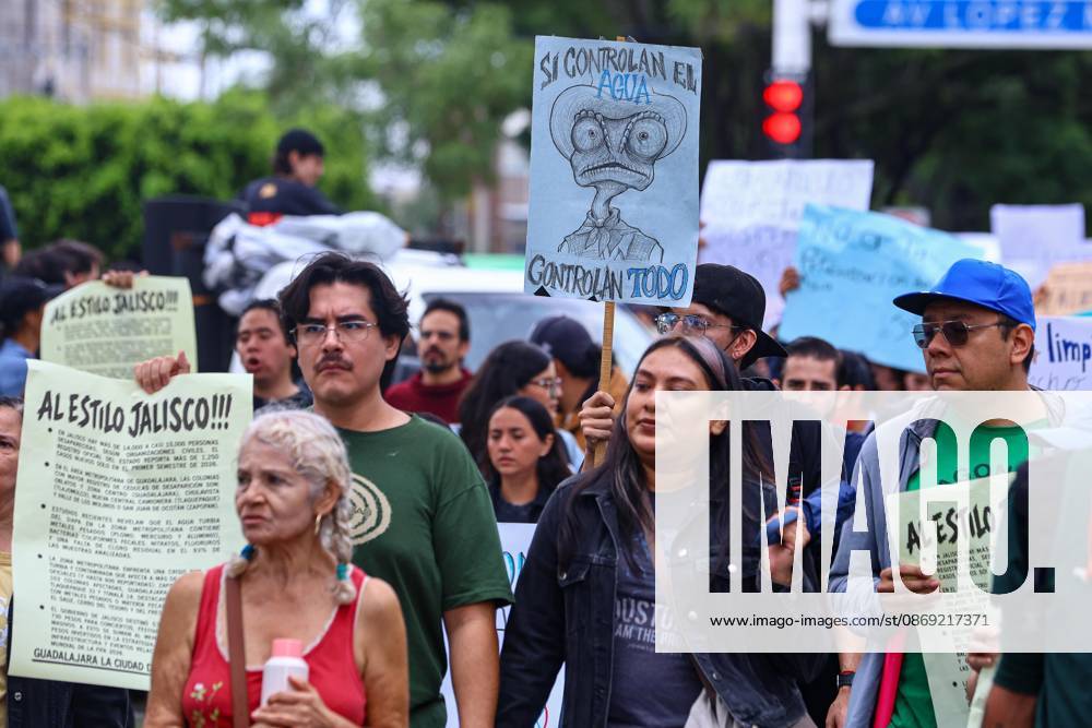 TO-45427- GUADALAJARA 11-10-2026. . La exigencia de agua limpia deriv& xf3; en momentos de tensi& xf3;n y violencia durante la marcha realizada este domingo en Guadalajara. Ciudadanos se movilizaron para denunciar la mala calidad del suministro en la Zona Metropolitana y exigir respuestas a las autoridades. La protesta, que lleg& xf3; a las inmediaciones de Casa Jalisco, registr& xf3; enfrentamientos entre manifestantes y polic& xed;as, as& xed; como reportes de detenciones, en una jornada que evidenci& xf3; el descontento social ante la problem& xe1;tica del agua..Guadalajara. Clasos.com.mx - ZUMAcs4_ 20261011_faa_cs4_009