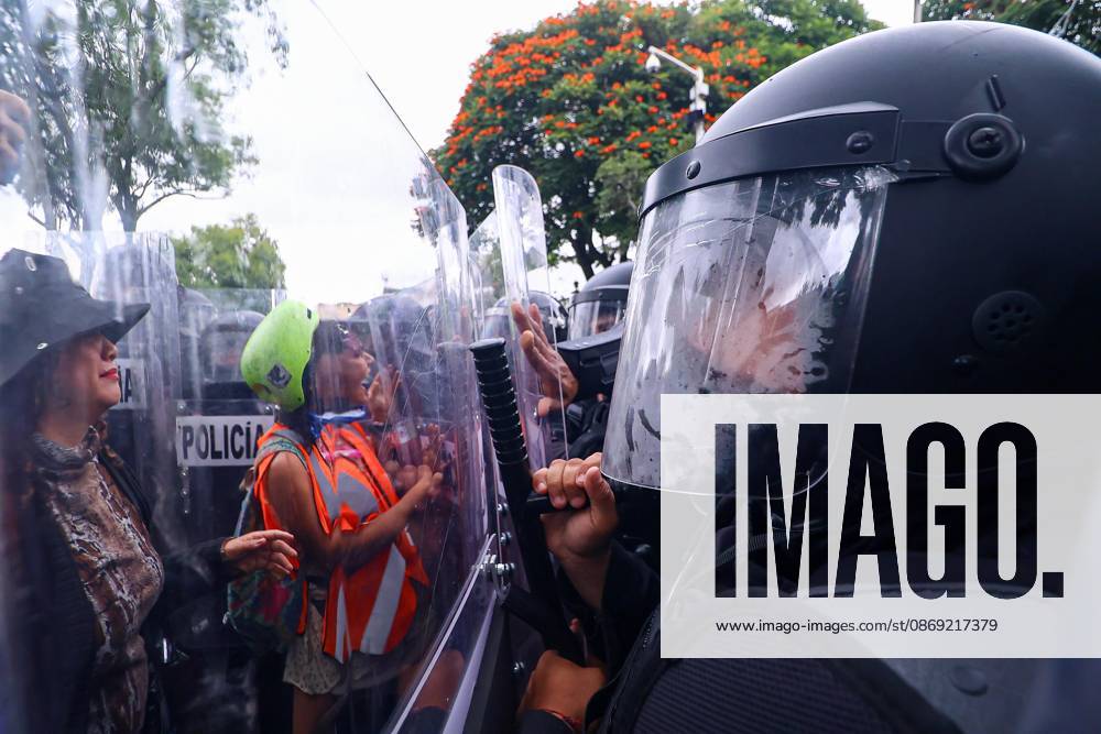 TO-45427- GUADALAJARA 11-10-2026. . La exigencia de agua limpia deriv& xf3; en momentos de tensi& xf3;n y violencia durante la marcha realizada este domingo en Guadalajara. Ciudadanos se movilizaron para denunciar la mala calidad del suministro en la Zona Metropolitana y exigir respuestas a las autoridades. La protesta, que lleg& xf3; a las inmediaciones de Casa Jalisco, registr& xf3; enfrentamientos entre manifestantes y polic& xed;as, as& xed; como reportes de detenciones, en una jornada que evidenci& xf3; el descontento social ante la problem& xe1;tica del agua..Guadalajara. Clasos.com.mx - ZUMAcs4_ 20261011_faa_cs4_011