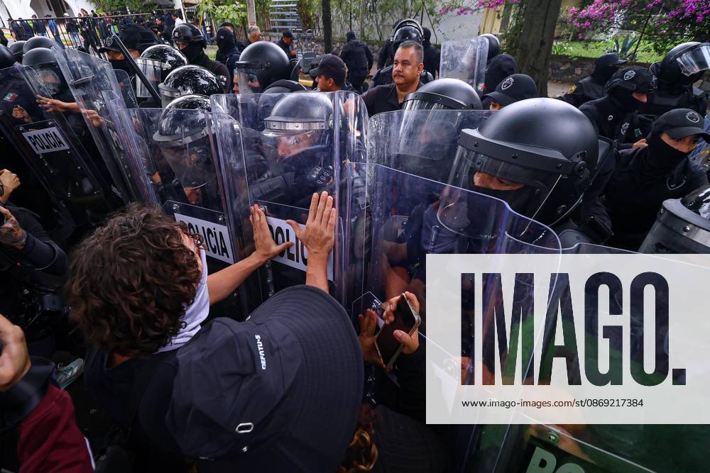TO-45427- GUADALAJARA 11-10-2026. . La exigencia de agua limpia deriv& xf3; en momentos de tensi& xf3;n y violencia durante la marcha realizada este domingo en Guadalajara. Ciudadanos se movilizaron para denunciar la mala calidad del suministro en la Zona Metropolitana y exigir respuestas a las autoridades. La protesta, que lleg& xf3; a las inmediaciones de Casa Jalisco, registr& xf3; enfrentamientos entre manifestantes y polic& xed;as, as& xed; como reportes de detenciones, en una jornada que evidenci& xf3; el descontento social ante la problem& xe1;tica del agua..Guadalajara. Clasos.com.mx - ZUMAcs4_ 20261011_faa_cs4_013