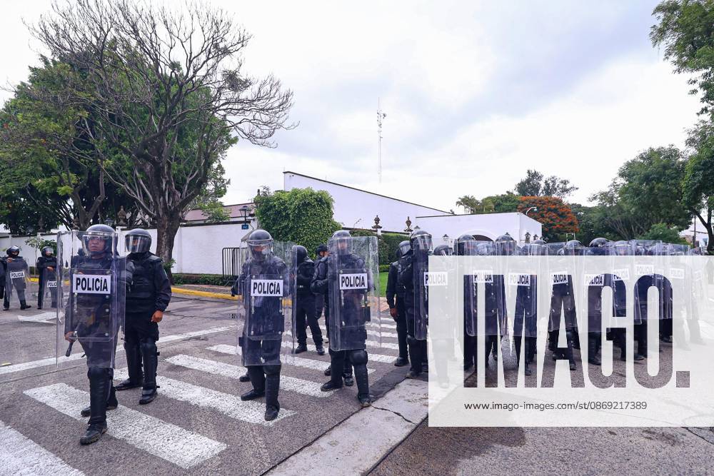 TO-45427- GUADALAJARA 11-10-2026. . La exigencia de agua limpia deriv& xf3; en momentos de tensi& xf3;n y violencia durante la marcha realizada este domingo en Guadalajara. Ciudadanos se movilizaron para denunciar la mala calidad del suministro en la Zona Metropolitana y exigir respuestas a las autoridades. La protesta, que lleg& xf3; a las inmediaciones de Casa Jalisco, registr& xf3; enfrentamientos entre manifestantes y polic& xed;as, as& xed; como reportes de detenciones, en una jornada que evidenci& xf3; el descontento social ante la problem& xe1;tica del agua..Guadalajara. Clasos.com.mx - ZUMAcs4_ 20261011_faa_cs4_015