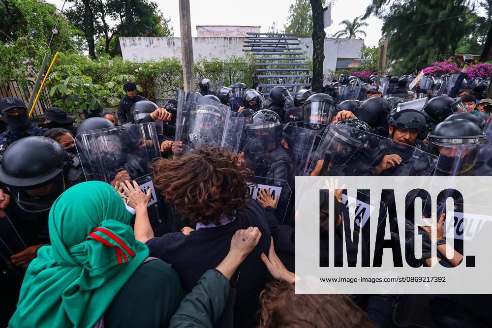 TO-45427- GUADALAJARA 11-10-2026. . La exigencia de agua limpia deriv& xf3; en momentos de tensi& xf3;n y violencia durante la marcha realizada este domingo en Guadalajara. Ciudadanos se movilizaron para denunciar la mala calidad del suministro en la Zona Metropolitana y exigir respuestas a las autoridades. La protesta, que lleg& xf3; a las inmediaciones de Casa Jalisco, registr& xf3; enfrentamientos entre manifestantes y polic& xed;as, as& xed; como reportes de detenciones, en una jornada que evidenci& xf3; el descontento social ante la problem& xe1;tica del agua..Guadalajara. Clasos.com.mx - ZUMAcs4_ 20261011_faa_cs4_016