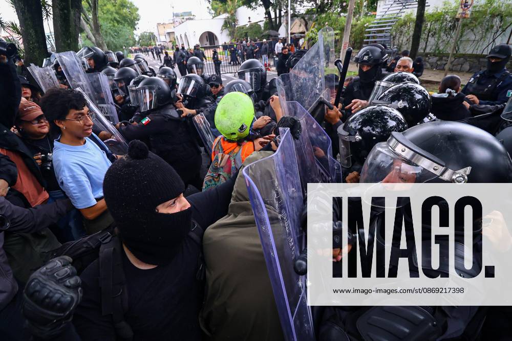 TO-45427- GUADALAJARA 11-10-2026. . La exigencia de agua limpia deriv& xf3; en momentos de tensi& xf3;n y violencia durante la marcha realizada este domingo en Guadalajara. Ciudadanos se movilizaron para denunciar la mala calidad del suministro en la Zona Metropolitana y exigir respuestas a las autoridades. La protesta, que lleg& xf3; a las inmediaciones de Casa Jalisco, registr& xf3; enfrentamientos entre manifestantes y polic& xed;as, as& xed; como reportes de detenciones, en una jornada que evidenci& xf3; el descontento social ante la problem& xe1;tica del agua..Guadalajara. Clasos.com.mx - ZUMAcs4_ 20261011_faa_cs4_018
