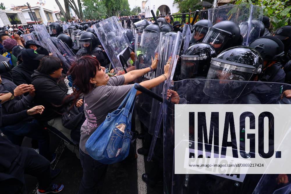 TO-45427- GUADALAJARA 11-10-2026. . La exigencia de agua limpia deriv& xf3; en momentos de tensi& xf3;n y violencia durante la marcha realizada este domingo en Guadalajara. Ciudadanos se movilizaron para denunciar la mala calidad del suministro en la Zona Metropolitana y exigir respuestas a las autoridades. La protesta, que lleg& xf3; a las inmediaciones de Casa Jalisco, registr& xf3; enfrentamientos entre manifestantes y polic& xed;as, as& xed; como reportes de detenciones, en una jornada que evidenci& xf3; el descontento social ante la problem& xe1;tica del agua..Guadalajara. Clasos.com.mx - ZUMAcs4_ 20261011_faa_cs4_022