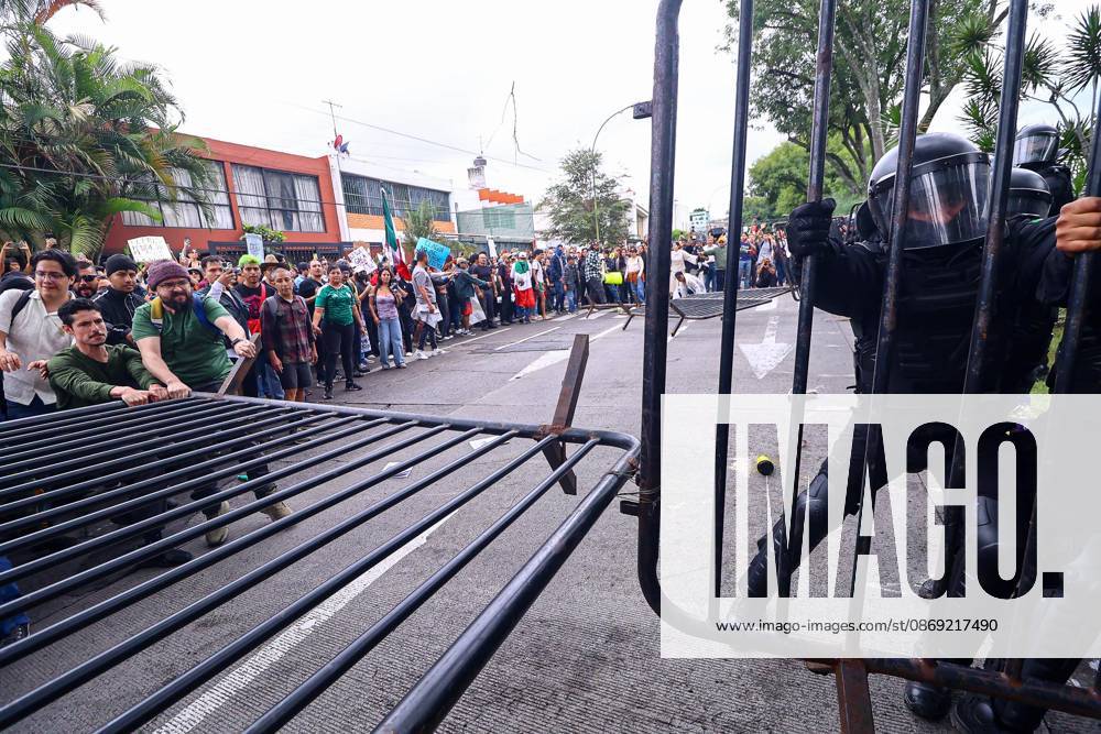 TO-45427- GUADALAJARA 11-10-2026. . La exigencia de agua limpia deriv& xf3; en momentos de tensi& xf3;n y violencia durante la marcha realizada este domingo en Guadalajara. Ciudadanos se movilizaron para denunciar la mala calidad del suministro en la Zona Metropolitana y exigir respuestas a las autoridades. La protesta, que lleg& xf3; a las inmediaciones de Casa Jalisco, registr& xf3; enfrentamientos entre manifestantes y polic& xed;as, as& xed; como reportes de detenciones, en una jornada que evidenci& xf3; el descontento social ante la problem& xe1;tica del agua..Guadalajara. Clasos.com.mx - ZUMAcs4_ 20261011_faa_cs4_025