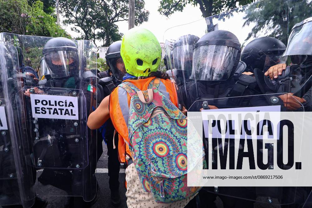 TO-45427- GUADALAJARA 11-10-2026. . La exigencia de agua limpia deriv& xf3; en momentos de tensi& xf3;n y violencia durante la marcha realizada este domingo en Guadalajara. Ciudadanos se movilizaron para denunciar la mala calidad del suministro en la Zona Metropolitana y exigir respuestas a las autoridades. La protesta, que lleg& xf3; a las inmediaciones de Casa Jalisco, registr& xf3; enfrentamientos entre manifestantes y polic& xed;as, as& xed; como reportes de detenciones, en una jornada que evidenci& xf3; el descontento social ante la problem& xe1;tica del agua..Guadalajara. Clasos.com.mx - ZUMAcs4_ 20261011_faa_cs4_026