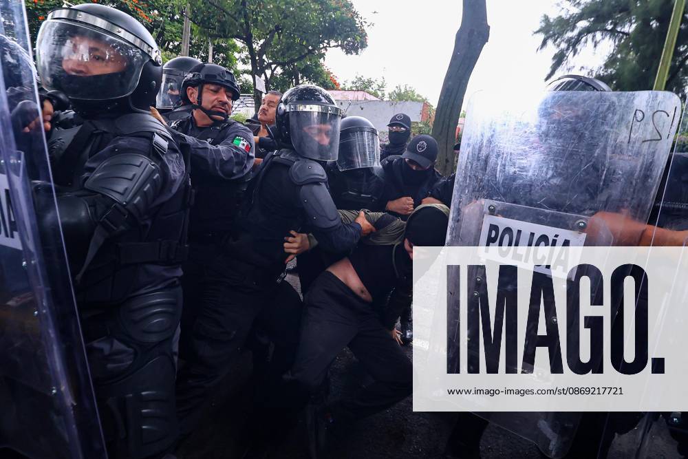 TO-45427- GUADALAJARA 11-10-2026. . La exigencia de agua limpia deriv& xf3; en momentos de tensi& xf3;n y violencia durante la marcha realizada este domingo en Guadalajara. Ciudadanos se movilizaron para denunciar la mala calidad del suministro en la Zona Metropolitana y exigir respuestas a las autoridades. La protesta, que lleg& xf3; a las inmediaciones de Casa Jalisco, registr& xf3; enfrentamientos entre manifestantes y polic& xed;as, as& xed; como reportes de detenciones, en una jornada que evidenci& xf3; el descontento social ante la problem& xe1;tica del agua..Guadalajara. Clasos.com.mx - ZUMAcs4_ 20261011_faa_cs4_032