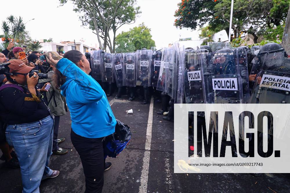 TO-45427- GUADALAJARA 11-10-2026. . La exigencia de agua limpia deriv& xf3; en momentos de tensi& xf3;n y violencia durante la marcha realizada este domingo en Guadalajara. Ciudadanos se movilizaron para denunciar la mala calidad del suministro en la Zona Metropolitana y exigir respuestas a las autoridades. La protesta, que lleg& xf3; a las inmediaciones de Casa Jalisco, registr& xf3; enfrentamientos entre manifestantes y polic& xed;as, as& xed; como reportes de detenciones, en una jornada que evidenci& xf3; el descontento social ante la problem& xe1;tica del agua..Guadalajara. Clasos.com.mx - ZUMAcs4_ 20261011_faa_cs4_030