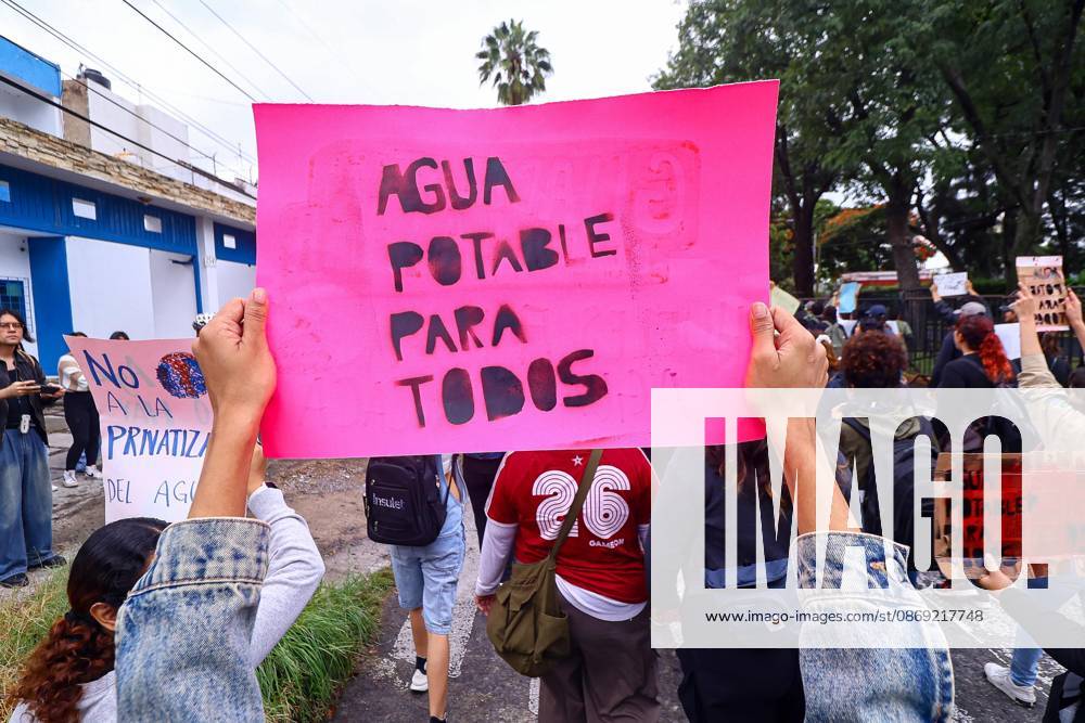 TO-45427- GUADALAJARA 11-10-2026. . La exigencia de agua limpia deriv& xf3; en momentos de tensi& xf3;n y violencia durante la marcha realizada este domingo en Guadalajara. Ciudadanos se movilizaron para denunciar la mala calidad del suministro en la Zona Metropolitana y exigir respuestas a las autoridades. La protesta, que lleg& xf3; a las inmediaciones de Casa Jalisco, registr& xf3; enfrentamientos entre manifestantes y polic& xed;as, as& xed; como reportes de detenciones, en una jornada que evidenci& xf3; el descontento social ante la problem& xe1;tica del agua..Guadalajara. Clasos.com.mx - ZUMAcs4_ 20261011_faa_cs4_038