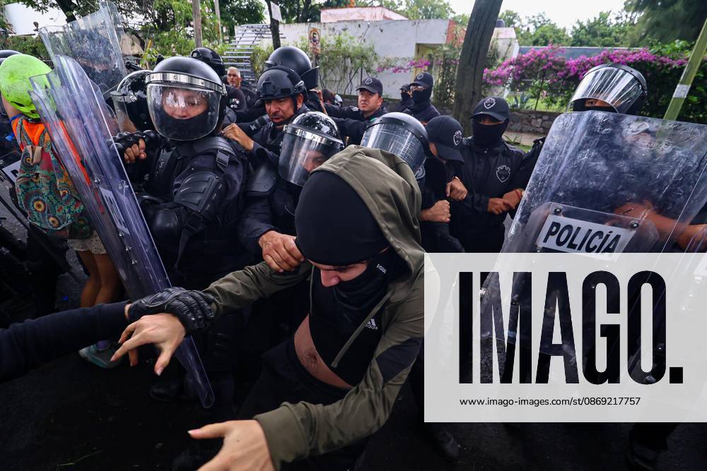 TO-45427- GUADALAJARA 11-10-2026. . La exigencia de agua limpia deriv& xf3; en momentos de tensi& xf3;n y violencia durante la marcha realizada este domingo en Guadalajara. Ciudadanos se movilizaron para denunciar la mala calidad del suministro en la Zona Metropolitana y exigir respuestas a las autoridades. La protesta, que lleg& xf3; a las inmediaciones de Casa Jalisco, registr& xf3; enfrentamientos entre manifestantes y polic& xed;as, as& xed; como reportes de detenciones, en una jornada que evidenci& xf3; el descontento social ante la problem& xe1;tica del agua..Guadalajara. Clasos.com.mx - ZUMAcs4_ 20261011_faa_cs4_042