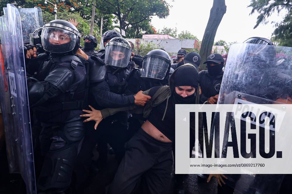 TO-45427- GUADALAJARA 11-10-2026. . La exigencia de agua limpia deriv& xf3; en momentos de tensi& xf3;n y violencia durante la marcha realizada este domingo en Guadalajara. Ciudadanos se movilizaron para denunciar la mala calidad del suministro en la Zona Metropolitana y exigir respuestas a las autoridades. La protesta, que lleg& xf3; a las inmediaciones de Casa Jalisco, registr& xf3; enfrentamientos entre manifestantes y polic& xed;as, as& xed; como reportes de detenciones, en una jornada que evidenci& xf3; el descontento social ante la problem& xe1;tica del agua..Guadalajara. Clasos.com.mx - ZUMAcs4_ 20261011_faa_cs4_046