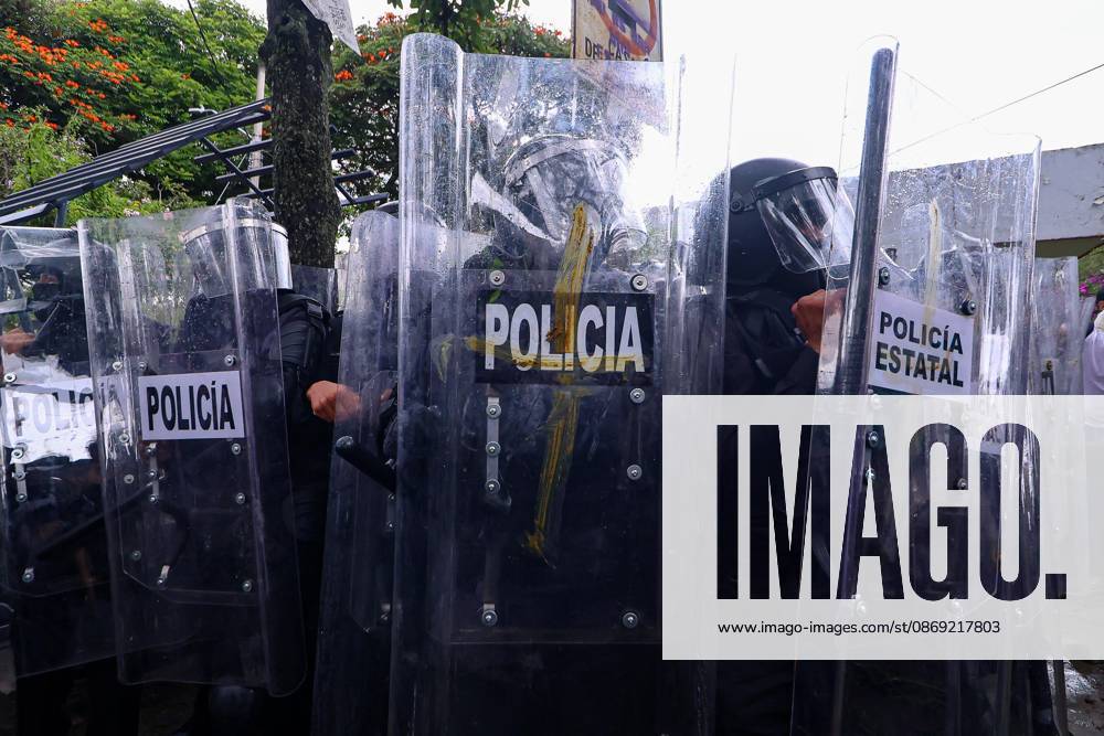 TO-45427- GUADALAJARA 11-10-2026. . La exigencia de agua limpia deriv& xf3; en momentos de tensi& xf3;n y violencia durante la marcha realizada este domingo en Guadalajara. Ciudadanos se movilizaron para denunciar la mala calidad del suministro en la Zona Metropolitana y exigir respuestas a las autoridades. La protesta, que lleg& xf3; a las inmediaciones de Casa Jalisco, registr& xf3; enfrentamientos entre manifestantes y polic& xed;as, as& xed; como reportes de detenciones, en una jornada que evidenci& xf3; el descontento social ante la problem& xe1;tica del agua..Guadalajara. Clasos.com.mx - ZUMAcs4_ 20261011_faa_cs4_051