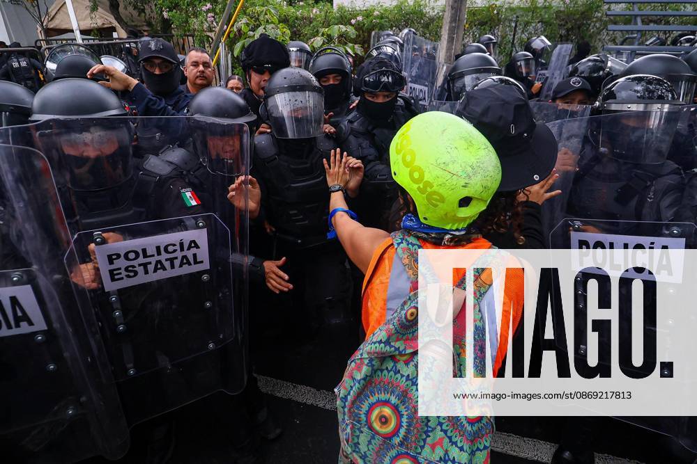 TO-45427- GUADALAJARA 11-10-2026. . La exigencia de agua limpia deriv& xf3; en momentos de tensi& xf3;n y violencia durante la marcha realizada este domingo en Guadalajara. Ciudadanos se movilizaron para denunciar la mala calidad del suministro en la Zona Metropolitana y exigir respuestas a las autoridades. La protesta, que lleg& xf3; a las inmediaciones de Casa Jalisco, registr& xf3; enfrentamientos entre manifestantes y polic& xed;as, as& xed; como reportes de detenciones, en una jornada que evidenci& xf3; el descontento social ante la problem& xe1;tica del agua..Guadalajara. Clasos.com.mx - ZUMAcs4_ 20261011_faa_cs4_056