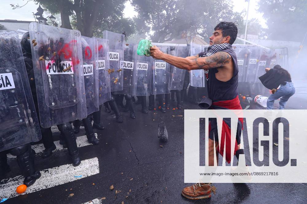 TO-45427- GUADALAJARA 11-10-2026. . La exigencia de agua limpia deriv& xf3; en momentos de tensi& xf3;n y violencia durante la marcha realizada este domingo en Guadalajara. Ciudadanos se movilizaron para denunciar la mala calidad del suministro en la Zona Metropolitana y exigir respuestas a las autoridades. La protesta, que lleg& xf3; a las inmediaciones de Casa Jalisco, registr& xf3; enfrentamientos entre manifestantes y polic& xed;as, as& xed; como reportes de detenciones, en una jornada que evidenci& xf3; el descontento social ante la problem& xe1;tica del agua..Guadalajara. Clasos.com.mx - ZUMAcs4_ 20261011_faa_cs4_057