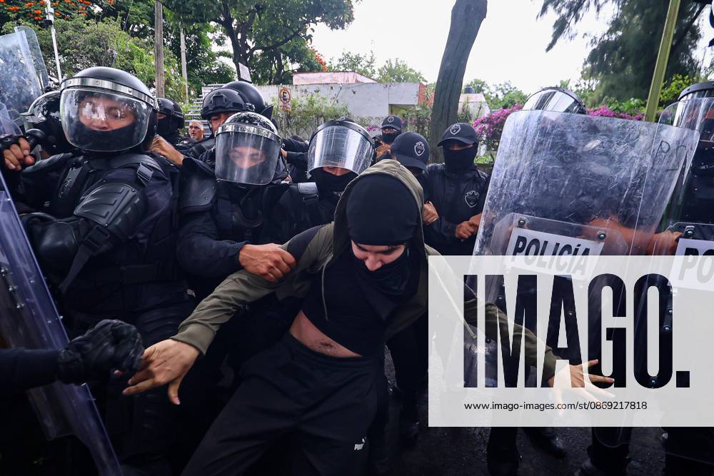 TO-45427- GUADALAJARA 11-10-2026. . La exigencia de agua limpia deriv& xf3; en momentos de tensi& xf3;n y violencia durante la marcha realizada este domingo en Guadalajara. Ciudadanos se movilizaron para denunciar la mala calidad del suministro en la Zona Metropolitana y exigir respuestas a las autoridades. La protesta, que lleg& xf3; a las inmediaciones de Casa Jalisco, registr& xf3; enfrentamientos entre manifestantes y polic& xed;as, as& xed; como reportes de detenciones, en una jornada que evidenci& xf3; el descontento social ante la problem& xe1;tica del agua..Guadalajara. Clasos.com.mx - ZUMAcs4_ 20261011_faa_cs4_058