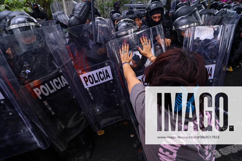 TO-45427- GUADALAJARA 11-10-2026. . La exigencia de agua limpia deriv& xf3; en momentos de tensi& xf3;n y violencia durante la marcha realizada este domingo en Guadalajara. Ciudadanos se movilizaron para denunciar la mala calidad del suministro en la Zona Metropolitana y exigir respuestas a las autoridades. La protesta, que lleg& xf3; a las inmediaciones de Casa Jalisco, registr& xf3; enfrentamientos entre manifestantes y polic& xed;as, as& xed; como reportes de detenciones, en una jornada que evidenci& xf3; el descontento social ante la problem& xe1;tica del agua..Guadalajara. Clasos.com.mx - ZUMAcs4_ 20261011_faa_cs4_064