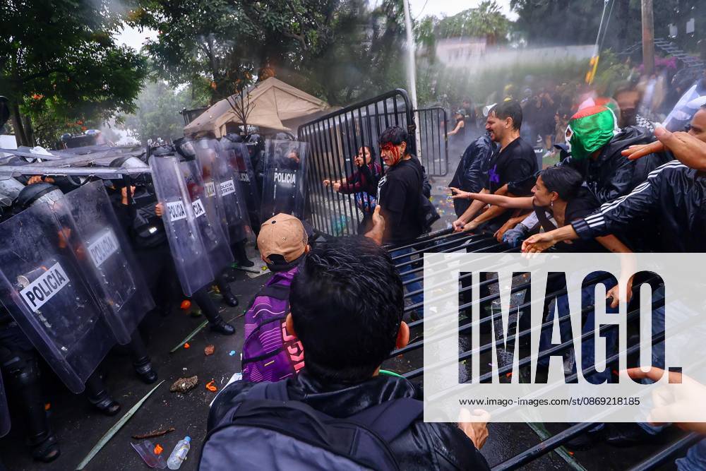 TO-45427- GUADALAJARA 11-10-2026. . La exigencia de agua limpia deriv& xf3; en momentos de tensi& xf3;n y violencia durante la marcha realizada este domingo en Guadalajara. Ciudadanos se movilizaron para denunciar la mala calidad del suministro en la Zona Metropolitana y exigir respuestas a las autoridades. La protesta, que lleg& xf3; a las inmediaciones de Casa Jalisco, registr& xf3; enfrentamientos entre manifestantes y polic& xed;as, as& xed; como reportes de detenciones, en una jornada que evidenci& xf3; el descontento social ante la problem& xe1;tica del agua..Guadalajara. Clasos.com.mx - ZUMAcs4_ 20261011_faa_cs4_087