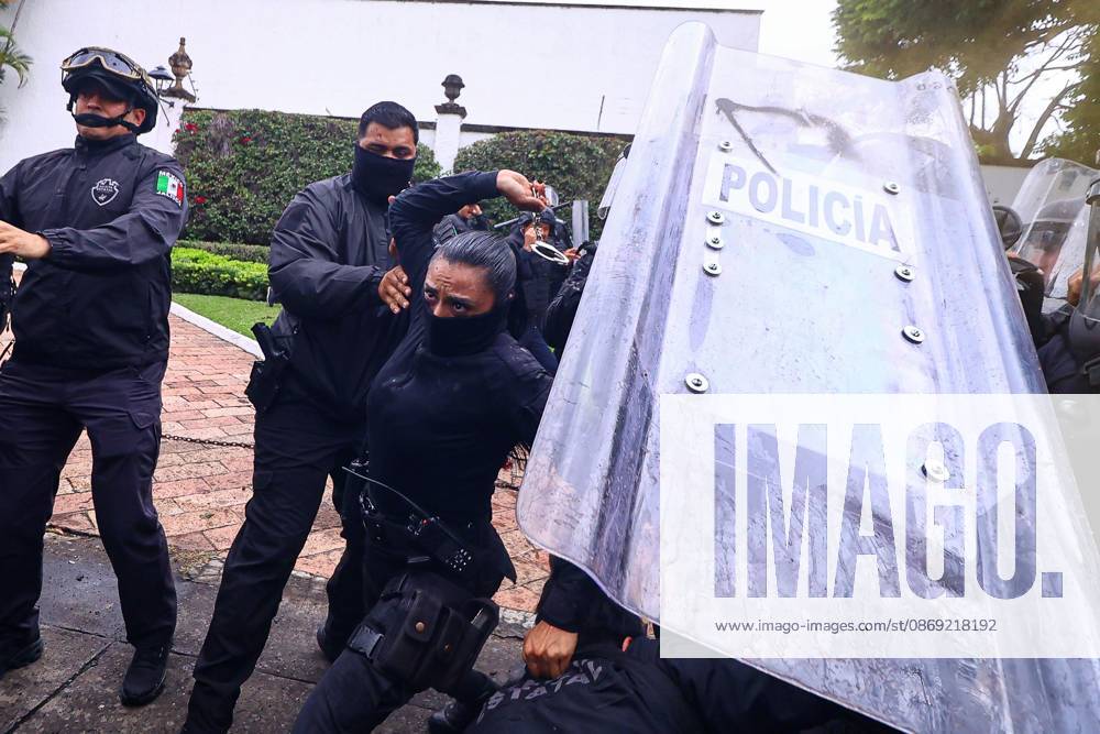 TO-45427- GUADALAJARA 11-10-2026. . La exigencia de agua limpia deriv& xf3; en momentos de tensi& xf3;n y violencia durante la marcha realizada este domingo en Guadalajara. Ciudadanos se movilizaron para denunciar la mala calidad del suministro en la Zona Metropolitana y exigir respuestas a las autoridades. La protesta, que lleg& xf3; a las inmediaciones de Casa Jalisco, registr& xf3; enfrentamientos entre manifestantes y polic& xed;as, as& xed; como reportes de detenciones, en una jornada que evidenci& xf3; el descontento social ante la problem& xe1;tica del agua..Guadalajara. Clasos.com.mx - ZUMAcs4_ 20261011_faa_cs4_091