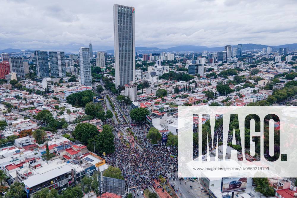 TO-45427- GUADALAJARA 11-10-2026. . La exigencia de agua limpia deriv& xf3; en momentos de tensi& xf3;n y violencia durante la marcha realizada este domingo en Guadalajara. Ciudadanos se movilizaron para denunciar la mala calidad del suministro en la Zona Metropolitana y exigir respuestas a las autoridades. La protesta, que lleg& xf3; a las inmediaciones de Casa Jalisco, registr& xf3; enfrentamientos entre manifestantes y polic& xed;as, as& xed; como reportes de detenciones, en una jornada que evidenci& xf3; el descontento social ante la problem& xe1;tica del agua..Guadalajara. Clasos.com.mx - ZUMAcs4_ 20261011_faa_cs4_096