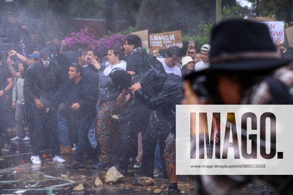 TO-45427- GUADALAJARA 11-10-2026. . La exigencia de agua limpia deriv& xf3; en momentos de tensi& xf3;n y violencia durante la marcha realizada este domingo en Guadalajara. Ciudadanos se movilizaron para denunciar la mala calidad del suministro en la Zona Metropolitana y exigir respuestas a las autoridades. La protesta, que lleg& xf3; a las inmediaciones de Casa Jalisco, registr& xf3; enfrentamientos entre manifestantes y polic& xed;as, as& xed; como reportes de detenciones, en una jornada que evidenci& xf3; el descontento social ante la problem& xe1;tica del agua..Guadalajara. Clasos.com.mx - ZUMAcs4_ 20261011_faa_cs4_100