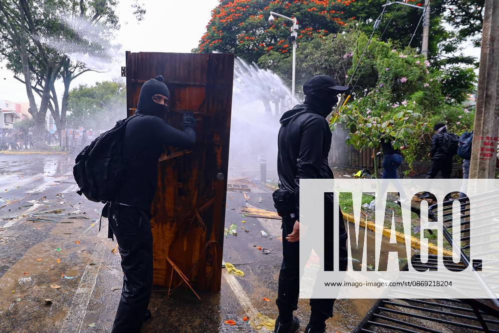 TO-45427- GUADALAJARA 11-10-2026. . La exigencia de agua limpia deriv& xf3; en momentos de tensi& xf3;n y violencia durante la marcha realizada este domingo en Guadalajara. Ciudadanos se movilizaron para denunciar la mala calidad del suministro en la Zona Metropolitana y exigir respuestas a las autoridades. La protesta, que lleg& xf3; a las inmediaciones de Casa Jalisco, registr& xf3; enfrentamientos entre manifestantes y polic& xed;as, as& xed; como reportes de detenciones, en una jornada que evidenci& xf3; el descontento social ante la problem& xe1;tica del agua..Guadalajara. Clasos.com.mx - ZUMAcs4_ 20261011_faa_cs4_099