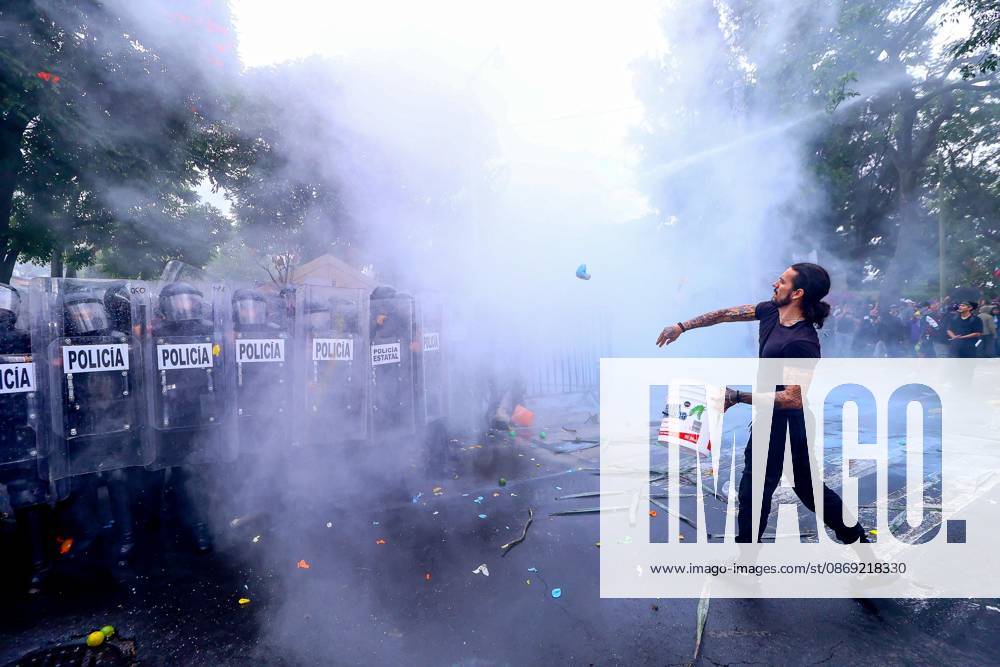 TO-45427- GUADALAJARA 11-10-2026. . La exigencia de agua limpia deriv& xf3; en momentos de tensi& xf3;n y violencia durante la marcha realizada este domingo en Guadalajara. Ciudadanos se movilizaron para denunciar la mala calidad del suministro en la Zona Metropolitana y exigir respuestas a las autoridades. La protesta, que lleg& xf3; a las inmediaciones de Casa Jalisco, registr& xf3; enfrentamientos entre manifestantes y polic& xed;as, as& xed; como reportes de detenciones, en una jornada que evidenci& xf3; el descontento social ante la problem& xe1;tica del agua..Guadalajara. Clasos.com.mx - ZUMAcs4_ 20261011_faa_cs4_110