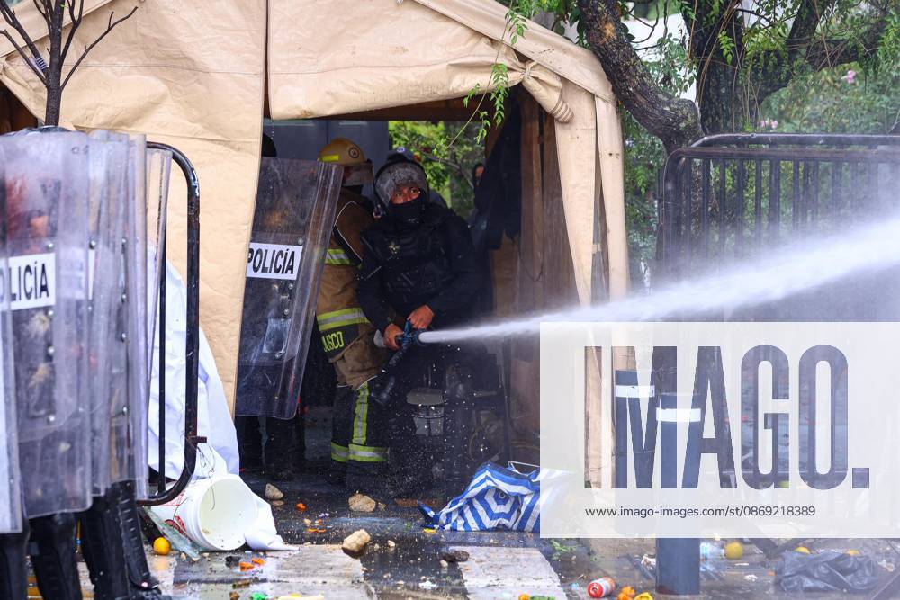 TO-45427- GUADALAJARA 11-10-2026. . La exigencia de agua limpia deriv& xf3; en momentos de tensi& xf3;n y violencia durante la marcha realizada este domingo en Guadalajara. Ciudadanos se movilizaron para denunciar la mala calidad del suministro en la Zona Metropolitana y exigir respuestas a las autoridades. La protesta, que lleg& xf3; a las inmediaciones de Casa Jalisco, registr& xf3; enfrentamientos entre manifestantes y polic& xed;as, as& xed; como reportes de detenciones, en una jornada que evidenci& xf3; el descontento social ante la problem& xe1;tica del agua..Guadalajara. Clasos.com.mx - ZUMAcs4_ 20261011_faa_cs4_114