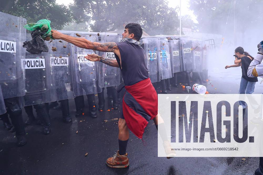 TO-45427- GUADALAJARA 11-10-2026. . La exigencia de agua limpia deriv& xf3; en momentos de tensi& xf3;n y violencia durante la marcha realizada este domingo en Guadalajara. Ciudadanos se movilizaron para denunciar la mala calidad del suministro en la Zona Metropolitana y exigir respuestas a las autoridades. La protesta, que lleg& xf3; a las inmediaciones de Casa Jalisco, registr& xf3; enfrentamientos entre manifestantes y polic& xed;as, as& xed; como reportes de detenciones, en una jornada que evidenci& xf3; el descontento social ante la problem& xe1;tica del agua..Guadalajara. Clasos.com.mx - ZUMAcs4_ 20261011_faa_cs4_120