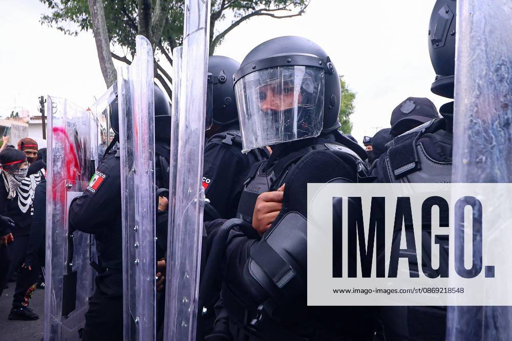TO-45427- GUADALAJARA 11-10-2026. . La exigencia de agua limpia deriv& xf3; en momentos de tensi& xf3;n y violencia durante la marcha realizada este domingo en Guadalajara. Ciudadanos se movilizaron para denunciar la mala calidad del suministro en la Zona Metropolitana y exigir respuestas a las autoridades. La protesta, que lleg& xf3; a las inmediaciones de Casa Jalisco, registr& xf3; enfrentamientos entre manifestantes y polic& xed;as, as& xed; como reportes de detenciones, en una jornada que evidenci& xf3; el descontento social ante la problem& xe1;tica del agua..Guadalajara. Clasos.com.mx - ZUMAcs4_ 20261011_faa_cs4_121