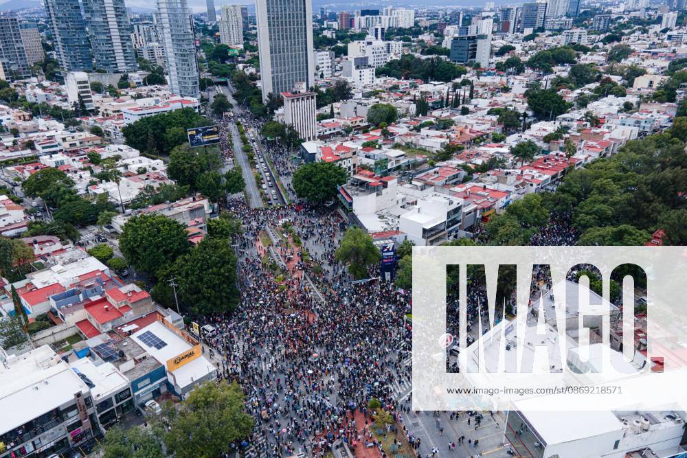 TO-45427- GUADALAJARA 11-10-2026. . La exigencia de agua limpia deriv& xf3; en momentos de tensi& xf3;n y violencia durante la marcha realizada este domingo en Guadalajara. Ciudadanos se movilizaron para denunciar la mala calidad del suministro en la Zona Metropolitana y exigir respuestas a las autoridades. La protesta, que lleg& xf3; a las inmediaciones de Casa Jalisco, registr& xf3; enfrentamientos entre manifestantes y polic& xed;as, as& xed; como reportes de detenciones, en una jornada que evidenci& xf3; el descontento social ante la problem& xe1;tica del agua..Guadalajara. Clasos.com.mx - ZUMAcs4_ 20261011_faa_cs4_128