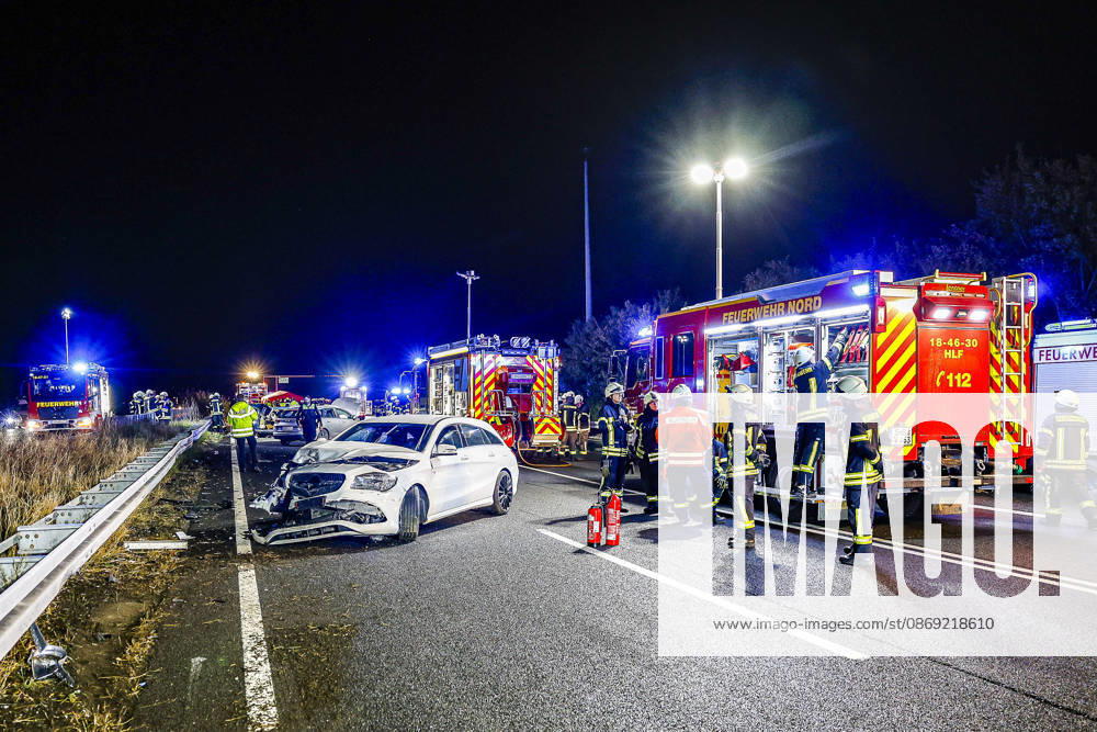 83-Jähriger verliert auf regennasser Fahrbahn der Autobahn 2 die Kontrolle über seinen Mercedes 300 SE Oldtimer - Verkehrsunfall mit 14 verletzten Insassen - ein Schwerverletzter kommt per Rettungshubschrauber in Klinik A2, Blick Richtung Wunstorf-Kolenfeld: Der dritte beteiligte Mercedes steht auf dem Überholfahrstreifen. Feuerwehrleute im Einsatz. Bad Nenndorf Autobahn 2, Anschlussstelle Bad Niedersachsen, Schaumburg Germany
