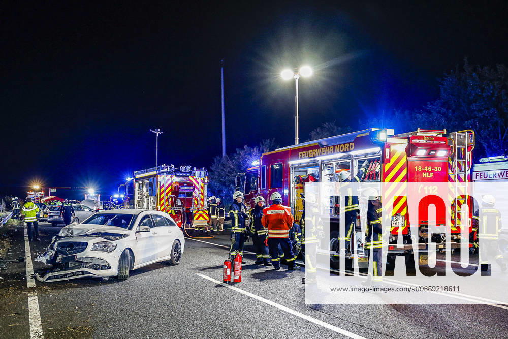 83-Jähriger verliert auf regennasser Fahrbahn der Autobahn 2 die Kontrolle über seinen Mercedes 300 SE Oldtimer - Verkehrsunfall mit 14 verletzten Insassen - ein Schwerverletzter kommt per Rettungshubschrauber in Klinik A2, Blick Richtung Wunstorf-Kolenfeld: Der dritte beteiligte Mercedes steht auf dem Überholfahrstreifen. Feuerwehrleute im Einsatz. Bad Nenndorf Autobahn 2, Anschlussstelle Bad Niedersachsen, Schaumburg Germany