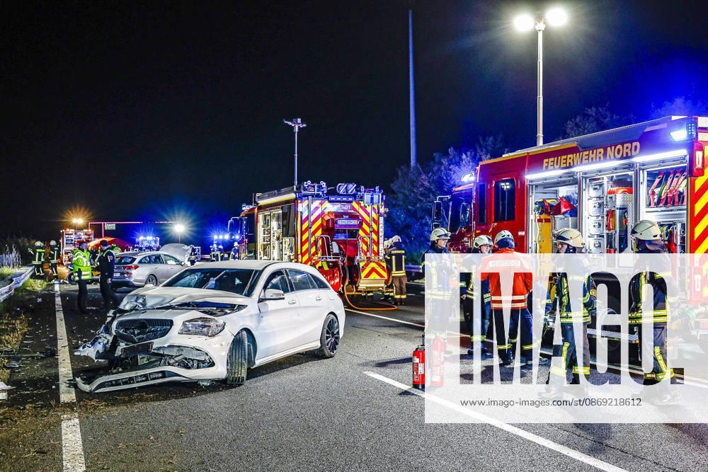 83-Jähriger verliert auf regennasser Fahrbahn der Autobahn 2 die Kontrolle über seinen Mercedes 300 SE Oldtimer - Verkehrsunfall mit 14 verletzten Insassen - ein Schwerverletzter kommt per Rettungshubschrauber in Klinik A2, Blick Richtung Wunstorf-Kolenfeld: Der dritte beteiligte Mercedes steht auf dem Überholfahrstreifen. Feuerwehrleute im Einsatz. Bad Nenndorf Autobahn 2, Anschlussstelle Bad Niedersachsen, Schaumburg Germany