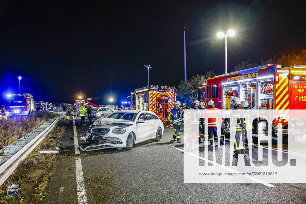 83-Jähriger verliert auf regennasser Fahrbahn der Autobahn 2 die Kontrolle über seinen Mercedes 300 SE Oldtimer - Verkehrsunfall mit 14 verletzten Insassen - ein Schwerverletzter kommt per Rettungshubschrauber in Klinik A2, Blick Richtung Wunstorf-Kolenfeld: Der dritte beteiligte Mercedes steht auf dem Überholfahrstreifen. Feuerwehrleute im Einsatz. Bad Nenndorf Autobahn 2, Anschlussstelle Bad Niedersachsen, Schaumburg Germany