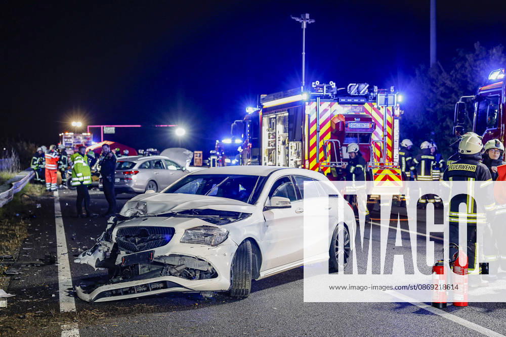 83-Jähriger verliert auf regennasser Fahrbahn der Autobahn 2 die Kontrolle über seinen Mercedes 300 SE Oldtimer - Verkehrsunfall mit 14 verletzten Insassen - ein Schwerverletzter kommt per Rettungshubschrauber in Klinik A2, Blick Richtung Wunstorf-Kolenfeld: Der dritte beteiligte Mercedes steht auf dem Überholfahrstreifen. Feuerwehrleute im Einsatz. Bad Nenndorf Autobahn 2, Anschlussstelle Bad Niedersachsen, Schaumburg Germany