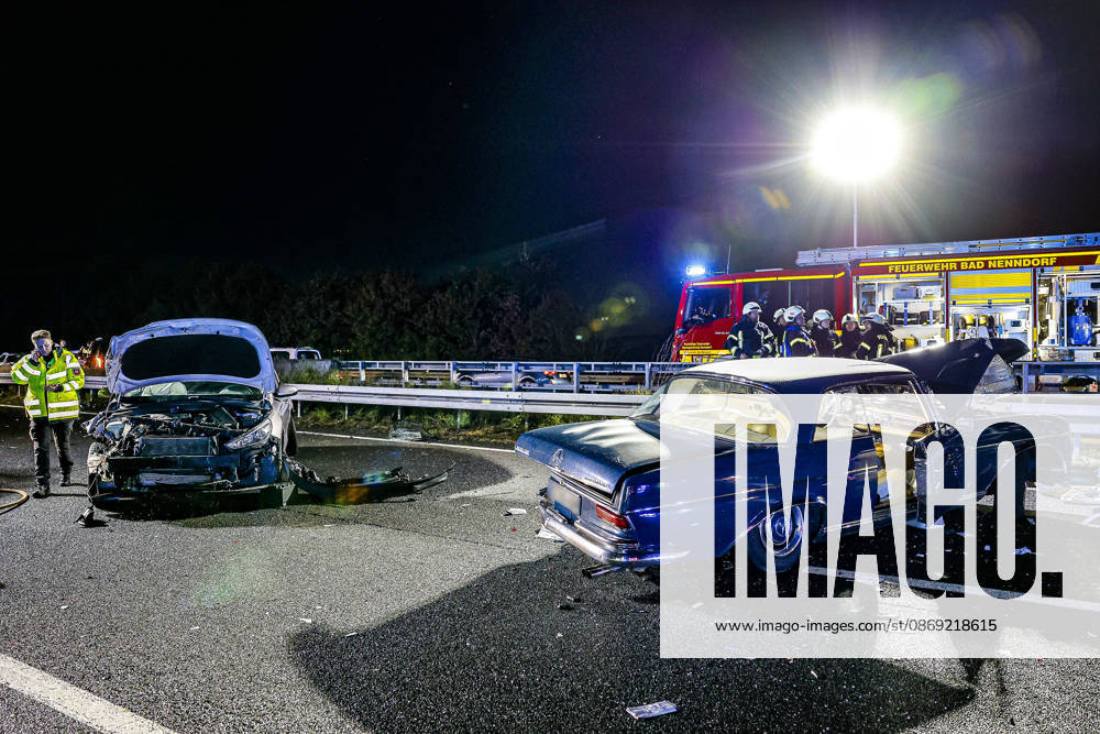 83-Jähriger verliert auf regennasser Fahrbahn der Autobahn 2 die Kontrolle über seinen Mercedes 300 SE Oldtimer - Verkehrsunfall mit 14 verletzten Insassen - ein Schwerverletzter kommt per Rettungshubschrauber in Klinik A2, Bad Nenndorf: Ein Hyundai steht als zweiter Unfallbeteiligter auf dem Überholfahrstreifen. Der 83-jährige Unfallversucher steht mit einem Mercedes 300 SE (rechts) Oldtimer auf dem Überholfahrstreifen Bad Nenndorf Autobahn 2, Anschlussstelle Bad Niedersachsen, Schaumburg Germany