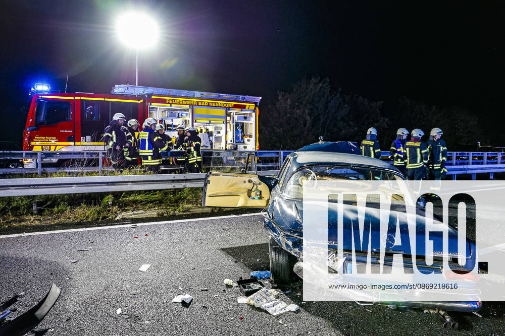 83-Jähriger verliert auf regennasser Fahrbahn der Autobahn 2 die Kontrolle über seinen Mercedes 300 SE Oldtimer - Verkehrsunfall mit 14 verletzten Insassen - ein Schwerverletzter kommt per Rettungshubschrauber in Klinik A2, Bad Nenndorf: Der 83-jährige Unfallversucher steht mit einem Mercedes 300 SE Oldtimer (rechts) auf dem Überholfahrstreifen. Bad Nenndorf Autobahn 2, Anschlussstelle Bad Niedersachsen, Schaumburg Germany