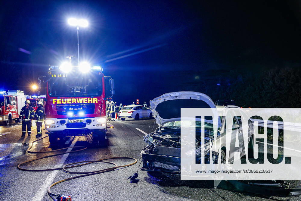83-Jähriger verliert auf regennasser Fahrbahn der Autobahn 2 die Kontrolle über seinen Mercedes 300 SE Oldtimer - Verkehrsunfall mit 14 verletzten Insassen - ein Schwerverletzter kommt per Rettungshubschrauber in Klinik A2, Bad Nenndorf: Ein Hyundai steht als zweiter Unfallbeteiligter auf dem Überholfahrstreifen. Bad Nenndorf Autobahn 2, Anschlussstelle Bad Niedersachsen, Schaumburg Germany