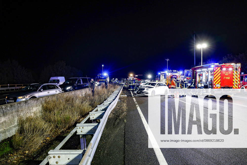 83-Jähriger verliert auf regennasser Fahrbahn der Autobahn 2 die Kontrolle über seinen Mercedes 300 SE Oldtimer - Verkehrsunfall mit 14 verletzten Insassen - ein Schwerverletzter kommt per Rettungshubschrauber in Klinik A2, Blick Richtung Wunstorf-Kolenfeld: Der dritte beteiligte Mercedes steht auf dem Überholfahrstreifen. Auf der Fahrbahn Fahrtrichtung Lauenau sind drei weitere Fahrzeuge aufgefahren. Feuerwehrleute im Einsatz. Bad Nenndorf Autobahn 2, Anschlussstelle Bad Niedersachsen, Schaumburg Germany