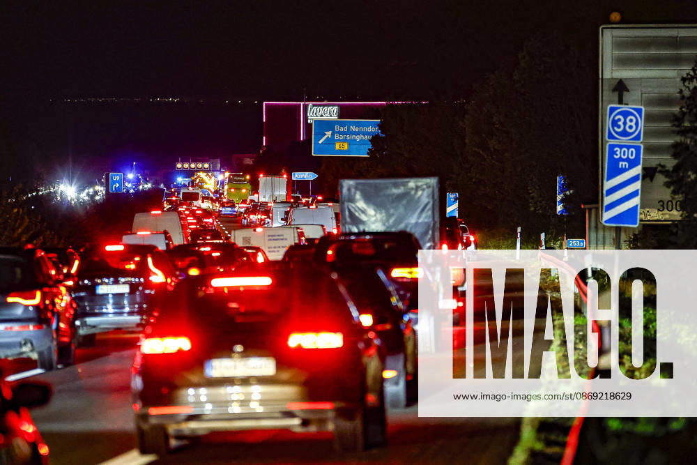 83-Jähriger verliert auf regennasser Fahrbahn der Autobahn 2 die Kontrolle über seinen Mercedes 300 SE Oldtimer - Verkehrsunfall mit 14 verletzten Insassen - ein Schwerverletzter kommt per Rettungshubschrauber in Klinik A2, Blick etwa 300 Meter vor der Anschlussstelle Bad Nenndorf auf die Unfallstelle. Der Verkehr staut sich auf mehrere Kilomenter. Auch die Umleitungsstrecken sind duch die etwa sechs stündige Vollsperrung überlastet. Bad Nenndorf Autobahn 2, Anschlussstelle Bad Niedersachsen, Schaumburg Germany