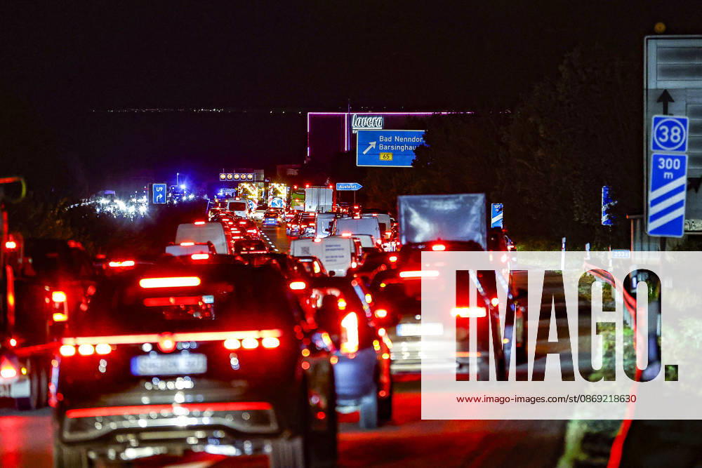 83-Jähriger verliert auf regennasser Fahrbahn der Autobahn 2 die Kontrolle über seinen Mercedes 300 SE Oldtimer - Verkehrsunfall mit 14 verletzten Insassen - ein Schwerverletzter kommt per Rettungshubschrauber in Klinik A2, Blick etwa 300 Meter vor der Anschlussstelle Bad Nenndorf auf die Unfallstelle. Der Verkehr staut sich auf mehrere Kilomenter. Auch die Umleitungsstrecken sind duch die etwa sechs stündige Vollsperrung überlastet. Bad Nenndorf Autobahn 2, Anschlussstelle Bad Niedersachsen, Schaumburg Germany