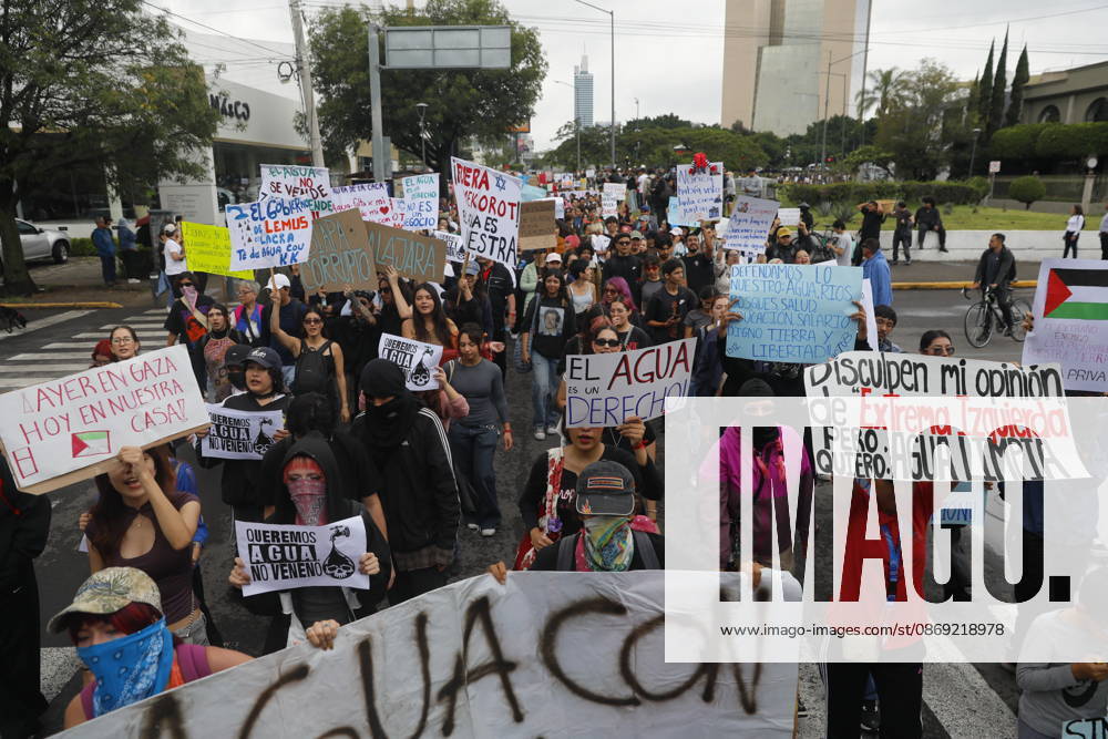 Guadalajara residents take to streets demanding clean and safe water GUADALAJARA, MEXICO - OCTOBER 11: Demonstrators march through the streets of Guadalajara, Jalisco state, Mexico, demanding clean and safe water during a massive rally on October 11, 2026. Thousands of residents mobilized to protest the severe contamination affecting the metropolitan area s drinking water supply, demanding an urgent response from local and state authorities. Stringer Anadolu Guadalajara Mexico. Editorial use only. Please get in touch for any other usage.