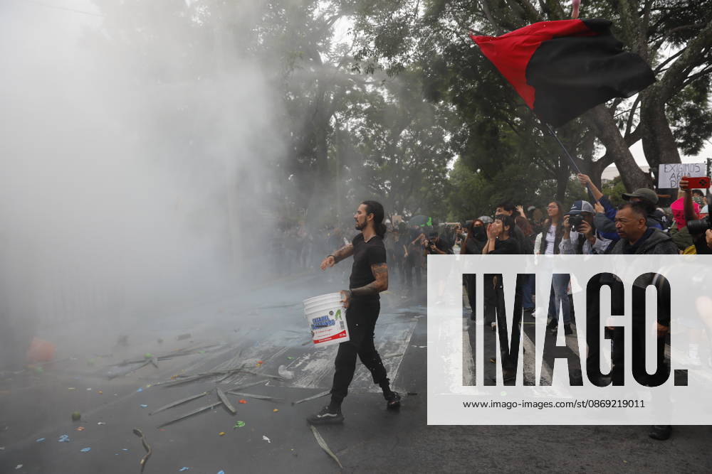 Guadalajara residents take to streets demanding clean and safe water GUADALAJARA, MEXICO - OCTOBER 11: Riot police clash with demonstrators outside the official Casa Jalisco residence during a protest over severe water contamination in Guadalajara, Mexico on October 11, 2026. Tensions flared outside the state governor s office as protesters, angered by the poor quality of drinking water in the metropolitan area, attempted to break through security lines. Stringer Anadolu Guadalajara Mexico. Editorial use only. Please get in touch for any other usage.