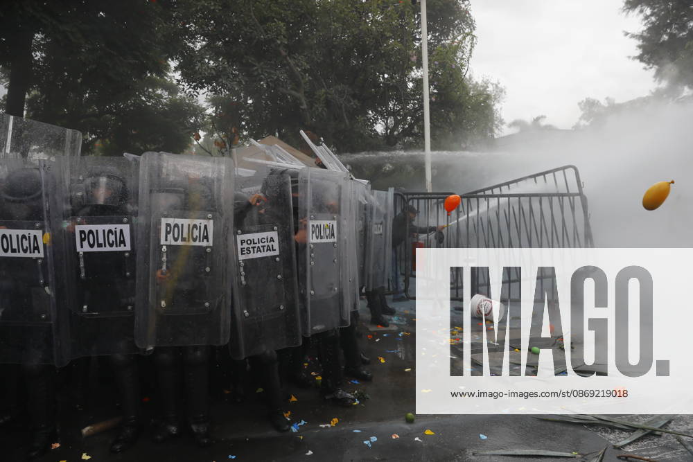 Guadalajara residents take to streets demanding clean and safe water GUADALAJARA, MEXICO - OCTOBER 11: Riot police clash with demonstrators outside the official Casa Jalisco residence during a protest over severe water contamination in Guadalajara, Mexico on October 11, 2026. Tensions flared outside the state governor s office as protesters, angered by the poor quality of drinking water in the metropolitan area, attempted to break through security lines. Stringer Anadolu Guadalajara Mexico. Editorial use only. Please get in touch for any other usage.