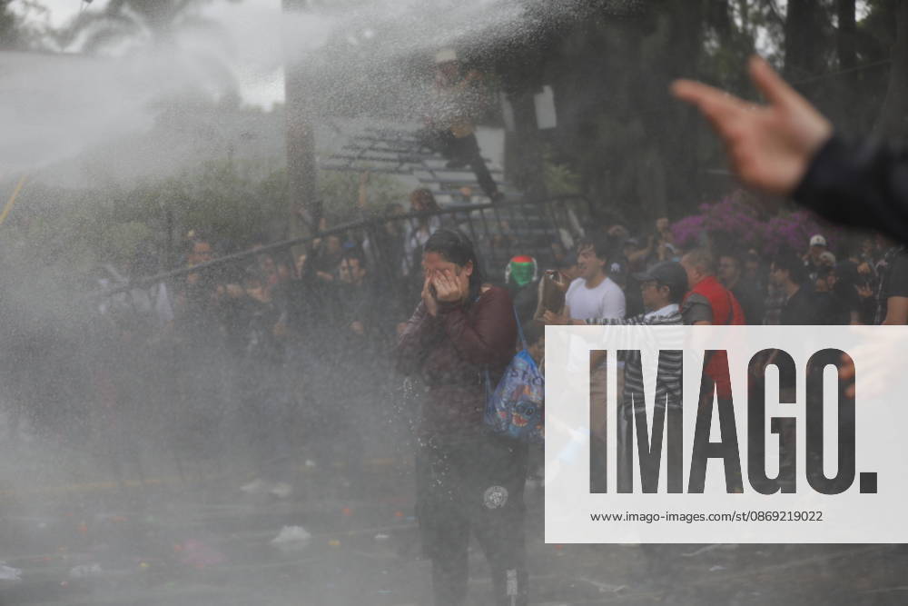 Guadalajara residents take to streets demanding clean and safe water GUADALAJARA, MEXICO - OCTOBER 11: Riot police clash with demonstrators outside the official Casa Jalisco residence during a protest over severe water contamination in Guadalajara, Mexico on October 11, 2026. Tensions flared outside the state governor s office as protesters, angered by the poor quality of drinking water in the metropolitan area, attempted to break through security lines. Stringer Anadolu Guadalajara Mexico. Editorial use only. Please get in touch for any other usage.